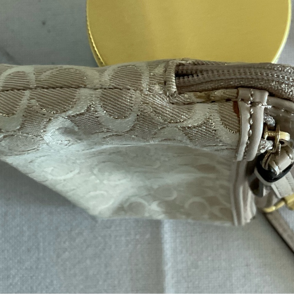 COACH wristlet EUC 2 zip pockets zippers work great cute for night out. $12 - Picture 7 of 11